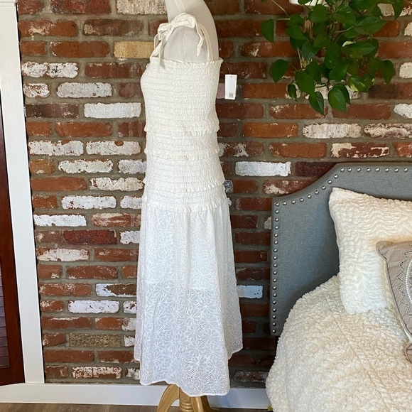 ASTR the label White Sleeveless Smocked Body Tess Midi Dress size large - Picture 5 of 11
